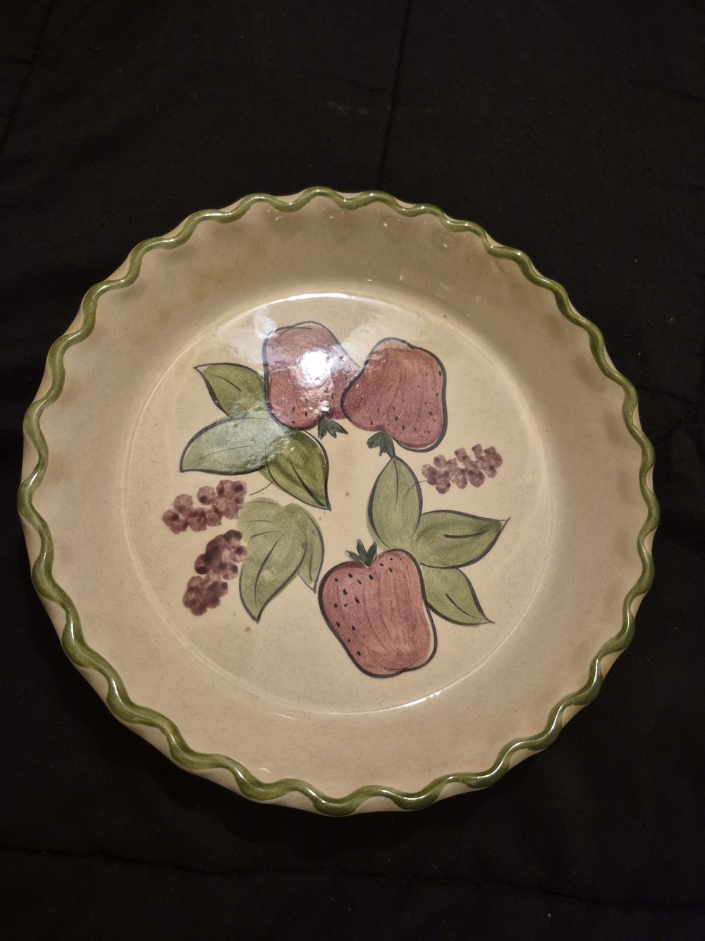 Villeroy & Boch Hand-Painted Fruit Pie Plate in Cream, Green and Red
